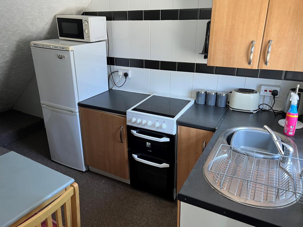 Lot: 97 - FREEHOLD BLOCK OF SIX FLATS FOR INVESTMENT WITH PARKING TO THE REAR - A Kitchen in one of the flats